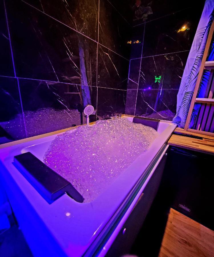 Jungle House Avec Jacuzzi A 10 Min De Disneyland -Taille Chambre- Conde-Sainte-Libiaire المظهر الخارجي الصورة
